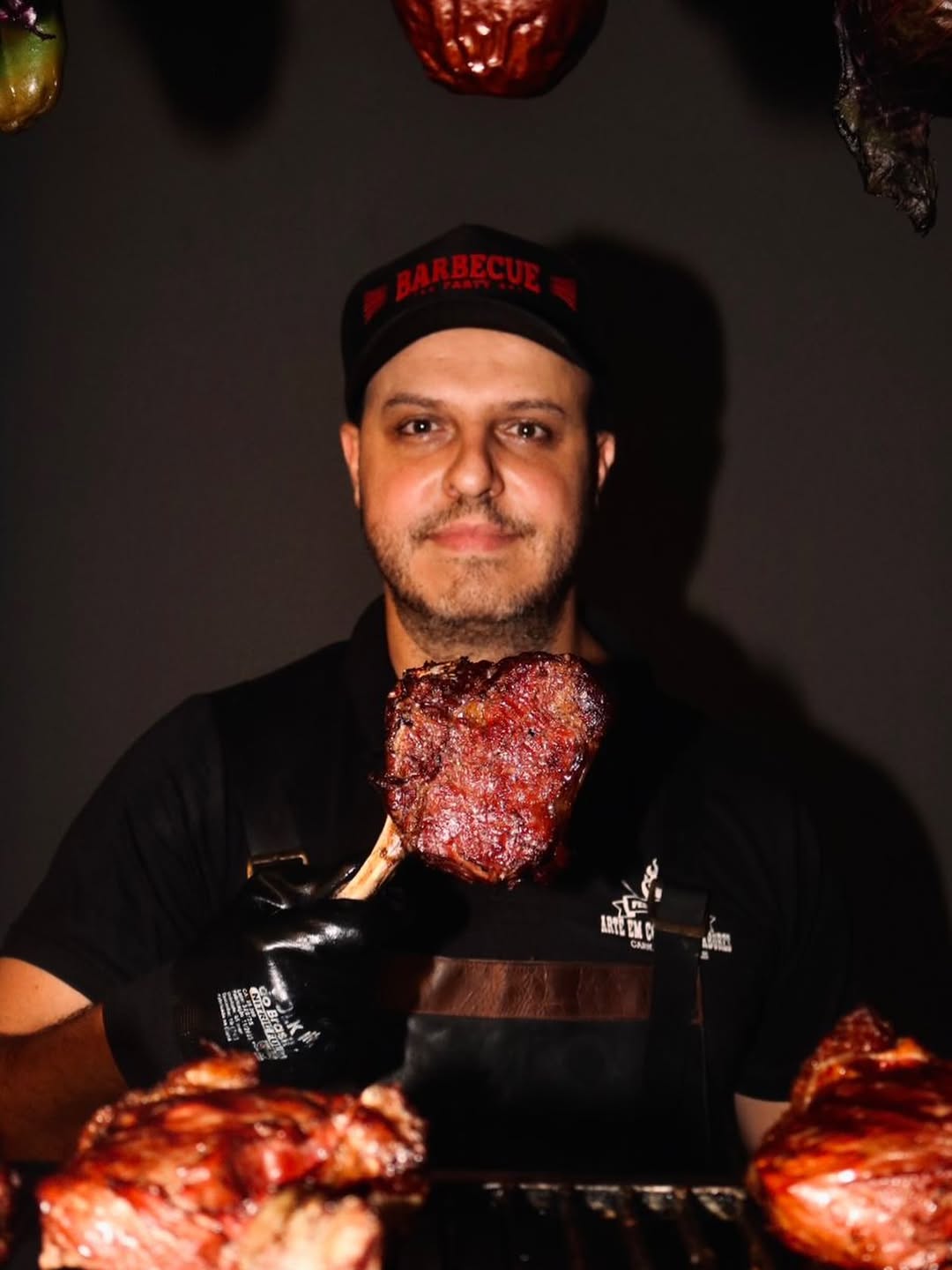 Fernando Canavez preparando prime rib na brasa